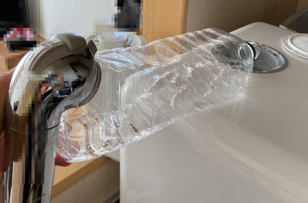 ペットボトルで給水している様子